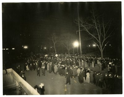 Suffrage Parade, Greenwich Village, New York, USA, ca. 1915-18 (foto av gelatinsølv) av Jessie Tarbox Beals