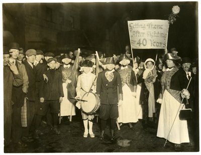 Suffrage Parade, Greenwich Village, New York, USA, ca. 1915-18 (foto av gelatinsølv) av Jessie Tarbox Beals