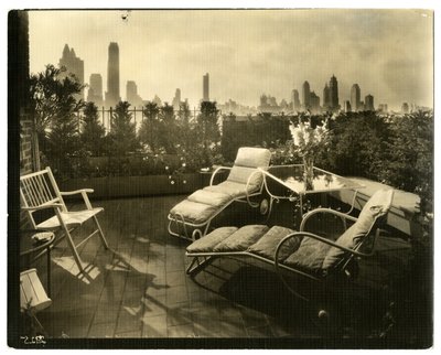 Terrasse til fru Alice Woodward Rhinehardt, 400 E 52 St, ca. 1936-37 (foto av gelatinsølv) av Jessie Tarbox Beals