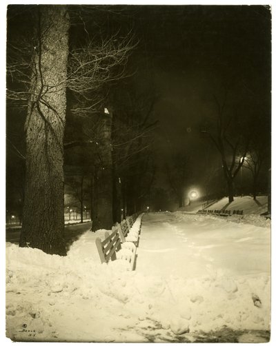 The Mall at night, Boston, Mass, USA, ca. 1902-10 (foto av gelatinsølv) av Jessie Tarbox Beals