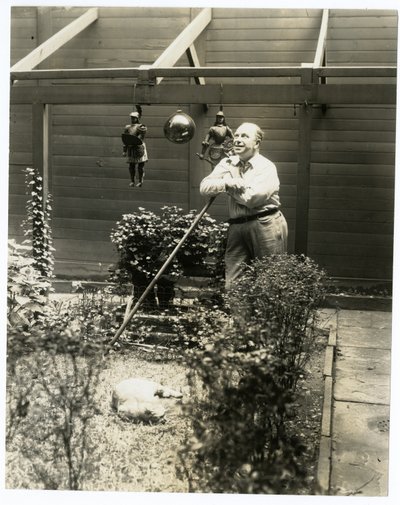 Tony Sarg i hagen sin av Jessie Tarbox Beals