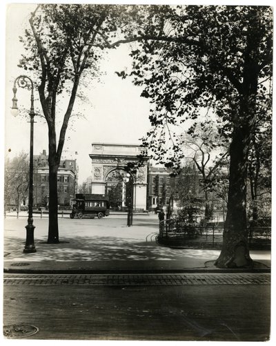 Washington Square North, New York, USA, ca. 1905-40 (foto av gelatinsølv) av Jessie Tarbox Beals