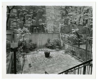 bakgård med fuglehus, New York, USA, ca. 1905-40 (foto av gelatinsølv) av Jessie Tarbox Beals