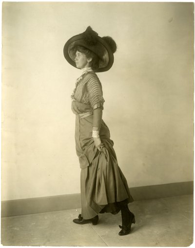 modell i fjærhatt, ca. 1905-18 (foto av gelatinsølv) av Jessie Tarbox Beals
