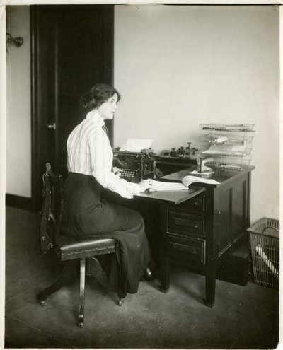 modell med skrivemaskin, ca. 1905-18 (foto av gelatinsølv) av Jessie Tarbox Beals