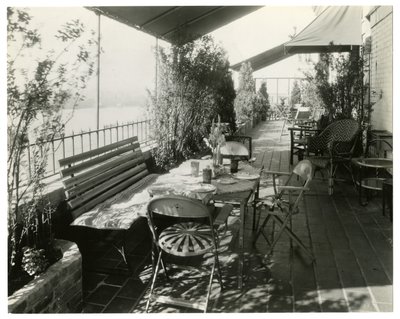 uteplass med utsikt over elven, ca. 1936-37 (foto av gelatinsølv) av Jessie Tarbox Beals