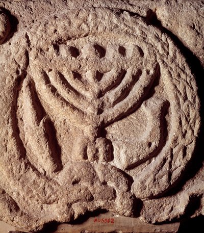 Jødedom: arkitektonisk element i basalt av en synagoge dekorert med en lysestake med syv grener (Menora eller Menorah), palme og trompet. Fra Transjordan. Omtrent 100 e.Kr. Paris, Louvre-museet av Jewish School