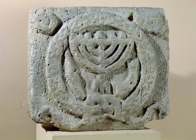 Relieff som viser en menorah, fra Umm Qeis (gamle Gadara) Jordan (basalt) av Jewish School