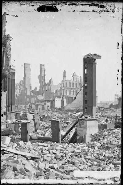 Utsikt fra det sørvestlige hjørnet av gatene Dearborn og Monroe, som viser Grand Pacific Hotel i bakgrunnen og ruinene av Honore-blokken i forgrunnen etter brannen i Chicago i 1871, ca. 1871 av Jex Bardwell