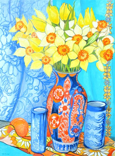 Påskeliljer og tulipaner i en Imani-vase; appelsiner og tekstiler av Joan Thewsey