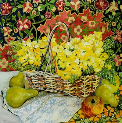 Gule Primroser i en kurv, med frukt og tekstiler, 2010.akvarell av Joan Thewsey