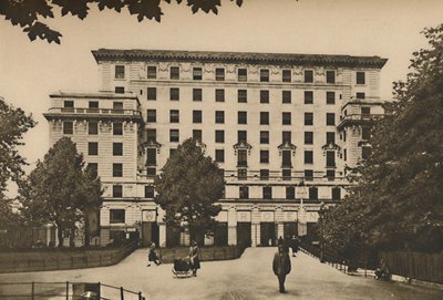 Fjellmasse av murverk på West Ends mest verdifulle sted, c1935. av Joel