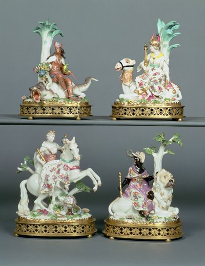 Fire Meissen-grupper som representerer de fire kontinentene montert med Louis XVI ormolu, modellert av Johann Joachim Kandler (1706-75), midten av 1700-tallet av Johann Joachim Kaendler