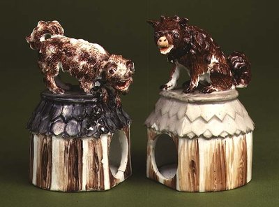 Meisson følgesvennfigurer: hund som sitter på en kennel og en terrier av Johann Joachim Kaendler
