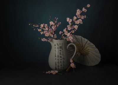 Stilleben med orientalske rosa blomster av John-Mei Zhong