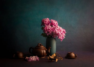 Te-stund med rosa krysantemum av John-Mei Zhong