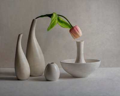Vaser med myke rosa tulipaner av John-Mei Zhong