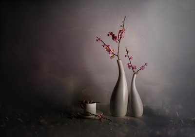 Stilleben med vårblomster av John-Mei Zhong