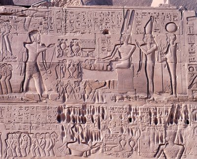 Egypt, Old Theben, Luxor, Karnak Temple Complex, Precinct of Amun-Re, Great Hypostyle Hall, North wall, Relieff med Seti I krigsscener i Syria og Palestina, detalj med tilbud til guder av Walter Charles Mills