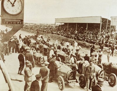 Oppstilling før start av Grand Prix i Tunisia av Walter Charles Mills