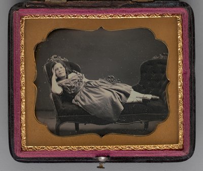 Uten tittel portrett av en jente lenende på en sjeselong, 1855. av John Adams Whipple