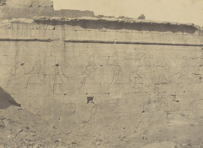 Edfu, skulpturer og inskripsjoner av den østlige fasaden til innhegningsveggen av John Beasly Greene