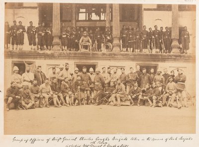 Offiserer og menn fra brigadegeneral Goughs brigade tatt på torget til Shah Shujahs palass, 1880 av John Burke