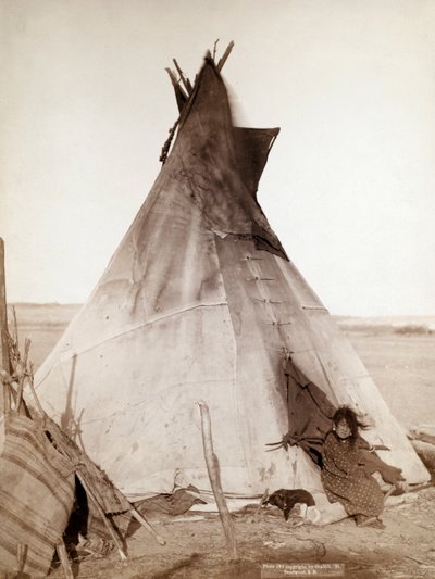 Oglala-jente sitter foran Tipi av John C. H. Grabill