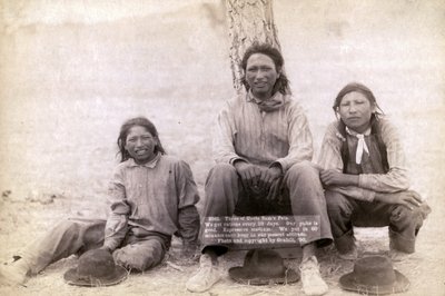 Tre Lakota tenåringsgutter i vestlige klær, 1891 av John C. H. Grabill