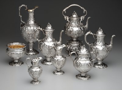 Vannkjele på stativ, kaffekanne, sjokoladekanne, slopbolle, sukkerbolle, melkekanne, fløtekanne og ær, ca. 1851 (sølv og elfenben) av John Chandler Moore