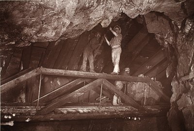 The Bridge, East Pool-gruven, illustrasjon fra ''Mongst mines and miners, or Underground Scenes by Flash-Light' av JC Burrows og William Thomas, pub. 1893 (sepia-bilde) av John Charles Burrow