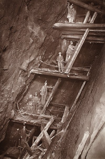 The Man Engine at Dolcoath Mine, illustrasjon fra ''Mongst mines and miners, or Underground Scenes by Flash-Light' av JC Burrows og William Thomas, pub. 1893 (sepia-bilde) av John Charles Burrow