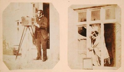 Selvportrett til venstre og Emma Thomasina Llewelyn (1808-81) som trykker et papirnegativ i solen til høyre av John Dillwyn Llewelyn