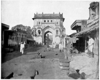 Porten til Lucknow, India, sent på 1800-tallet av John L. Stoddard