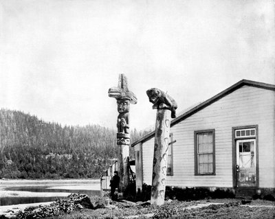 Totempæler, Alaska, USA, 1893. av John L. Stoddard