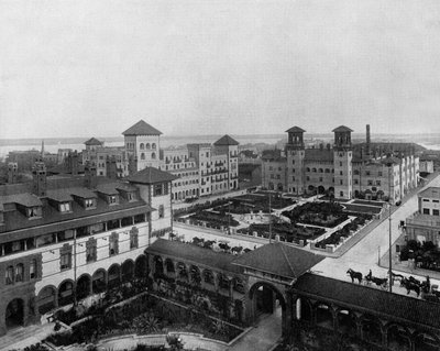 Hoteller i Saint Augustine, Florida: Alcazar, de Cordoue, Pont de Leon, ca. 1900 (s/hvitt bilde) av John Lawson Stoddard