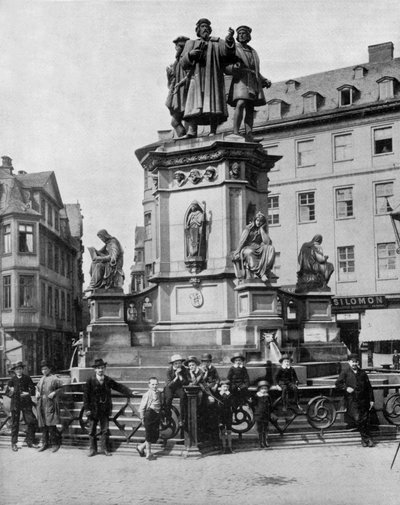 Monument til minne om Gutenberg (v.1397-1468) tysk oppfinner av trykkpressen, Frankfurt (s/hv-foto) av John Lawson Stoddard