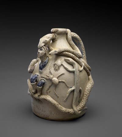 Temperansemugge, ca. 1870-72 (saltglasert steintøy med kobolt- og slipdekor) av John Lewis Stone