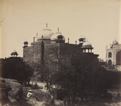 Taj Mahal, sett bakfra av hvilehuset, med figur, ca. 1858-1862. av John Murray