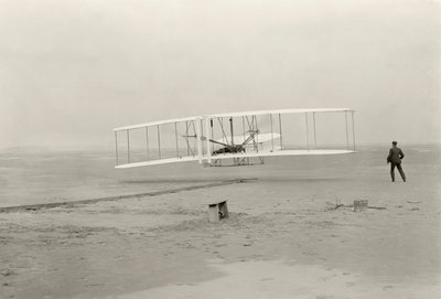 Wright Flyer I gjør sin første flytur på 120 fot på 12 sekunder, i Kitty Hawk, North Carolina av John T. Daniels