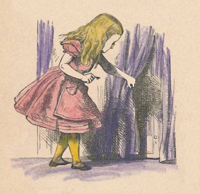 Alice ser på en liten dør bak et gardin, 1889 av John Tenniel