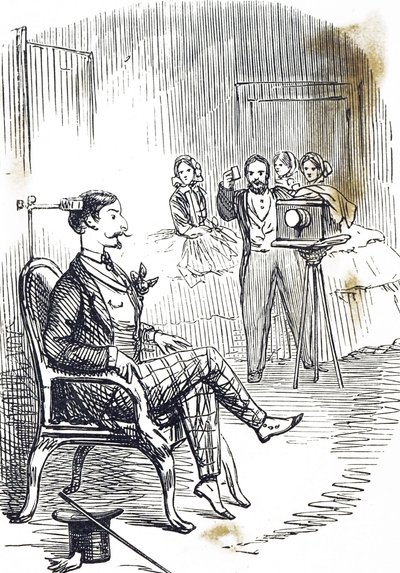 Tegneserie som viser en hodeklemme som brukes for å holde fotografens motiv i ro av John Tenniel