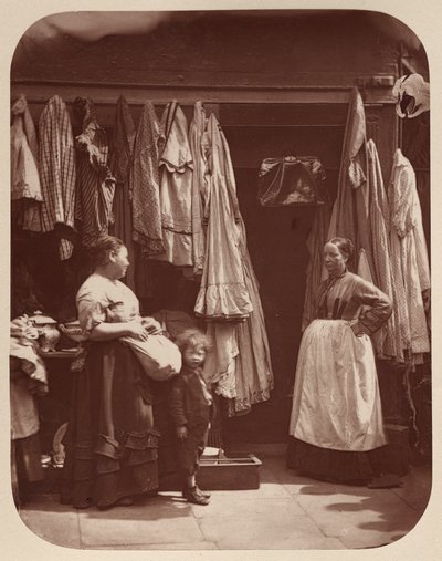 En gammel klesbutikk, syv urskiver av John Thomson