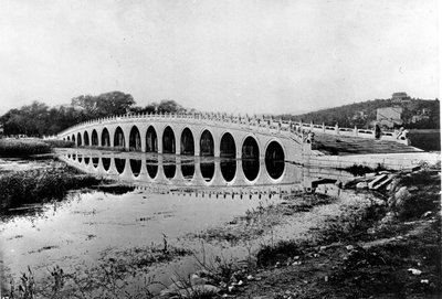 Kina, bro, ca. 1870 (bilde) av John Thomson