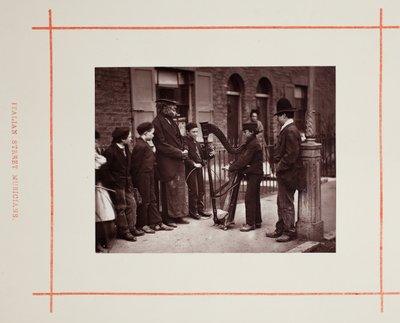 Italienske gatemusikere, 1877. av John Thomson
