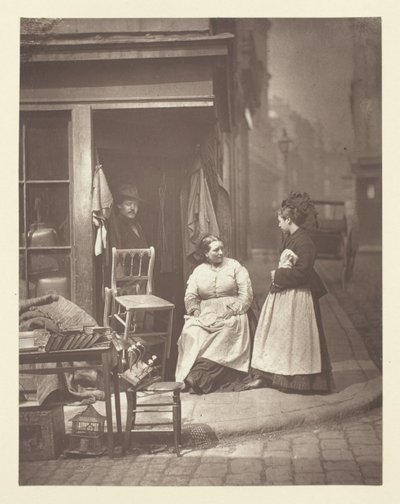 Gamle møbler, 1881. av John Thomson