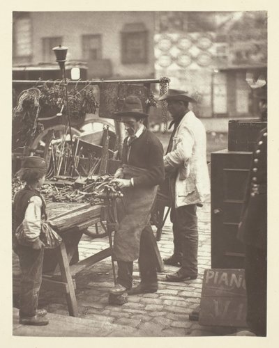 Gatelåsesmeden, 1881. av John Thomson