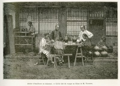 Håndverkerne til et cloisonneverksted i Pekin. Gravering etter et fotografi av M.Thomson for å illustrere reisen til Pekin og Nord-Kina, av T.Chutze, i 1873, publisert i "" Le tour du monde "" 1876, redigert av Edouard Charton, utgave Hachette, Pa av John Thomson