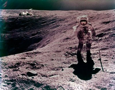 Astronaut Charles Duke på Descartes-landingsstedet, Apollo 16-oppdraget, april 1972. av John Watts Young