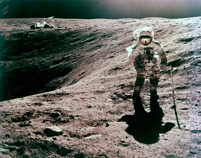 Astronaut Charles Duke på Descartes-landingsstedet, Apollo 16-oppdraget, april 1972. av John Watts Young